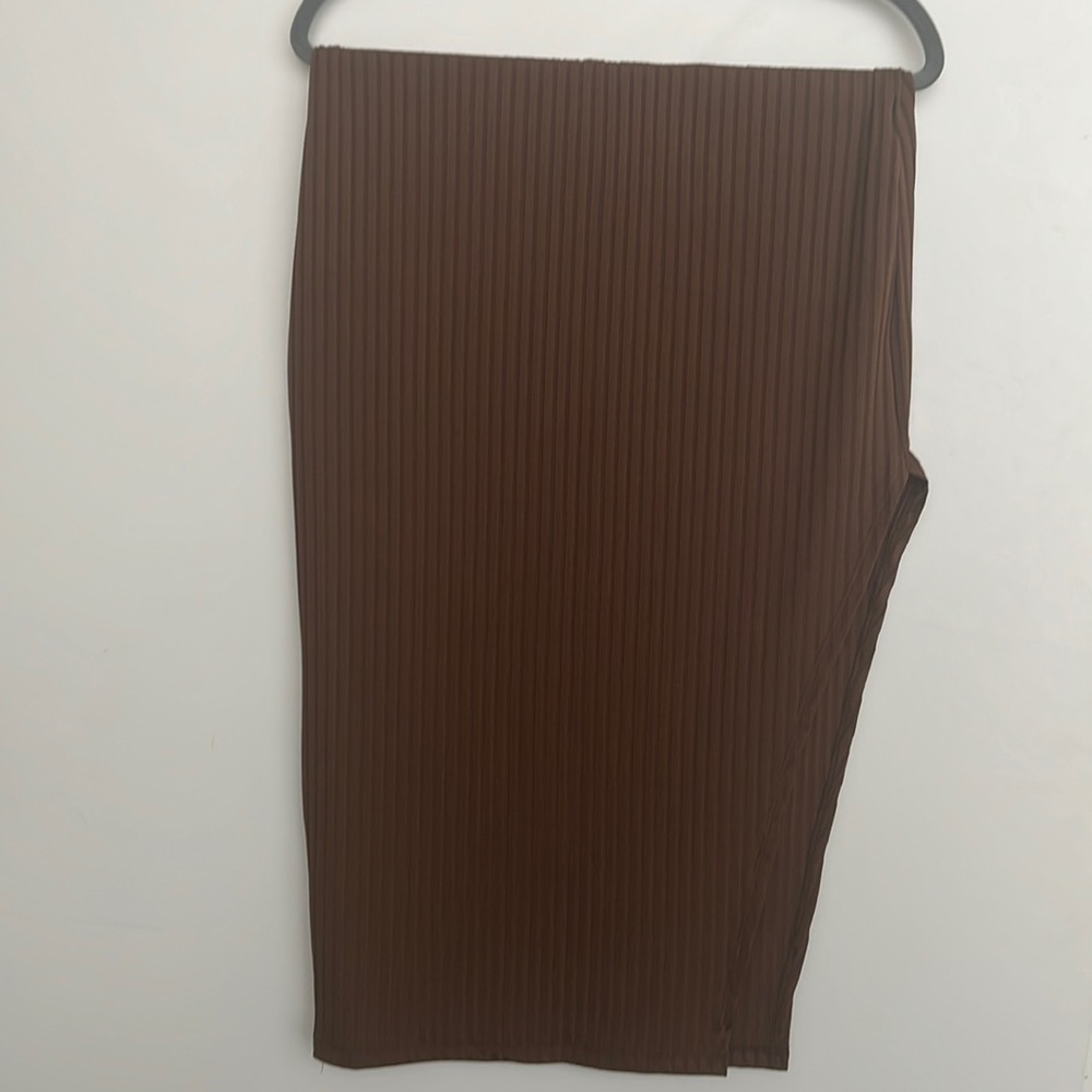 Brown midi skirt w side skit